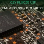 Fizyczny klucz U2F podłączony do laptopa, zabezpieczający logowanie