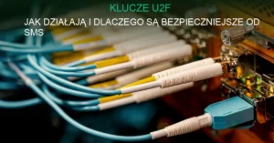 Fizyczny klucz bezpieczeństwa U2F na tle nowoczesnego komputera
