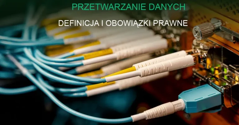 Serwerownia z migającymi lampkami i kablami danych