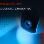 Ciemne serwerownie z oświetleniem LED, symbol audytu bezpieczeństwa i cyberochrony.