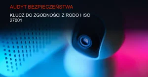 Ciemne serwerownie z oświetleniem LED, symbol audytu bezpieczeństwa i cyberochrony.