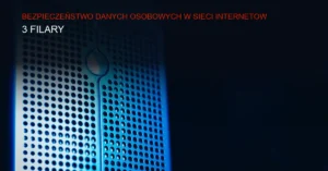 Ciemne tło z serwerownią i cyfrowymi zabezpieczeniami symbolizującymi ochronę danych.