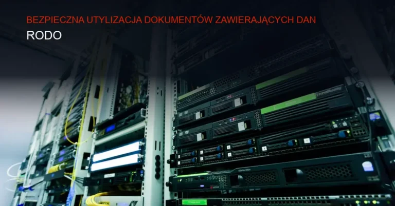 Ciemne tło z serwerami i siecią zabezpieczeń