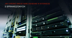 Ciemne tło technologiczne z symbolami ochrony danych i sieci.