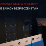Ciemne serwery chmurowe z podświetleniem LED, wirtualna przestrzeń dyskowa