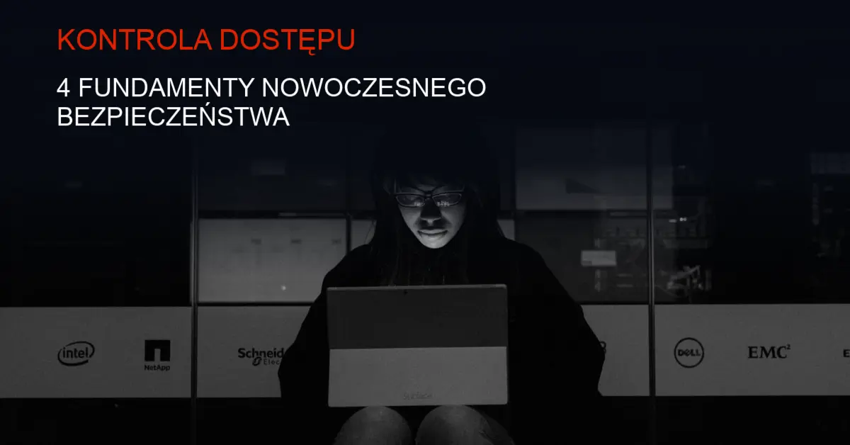 Ciemna serwerownia z niebieskimi światłami, symbol systemu kontroli dostępu