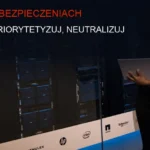 Techniczna ilustracja sieci z zaznaczonymi lukami w zabezpieczeniach i exploitami.