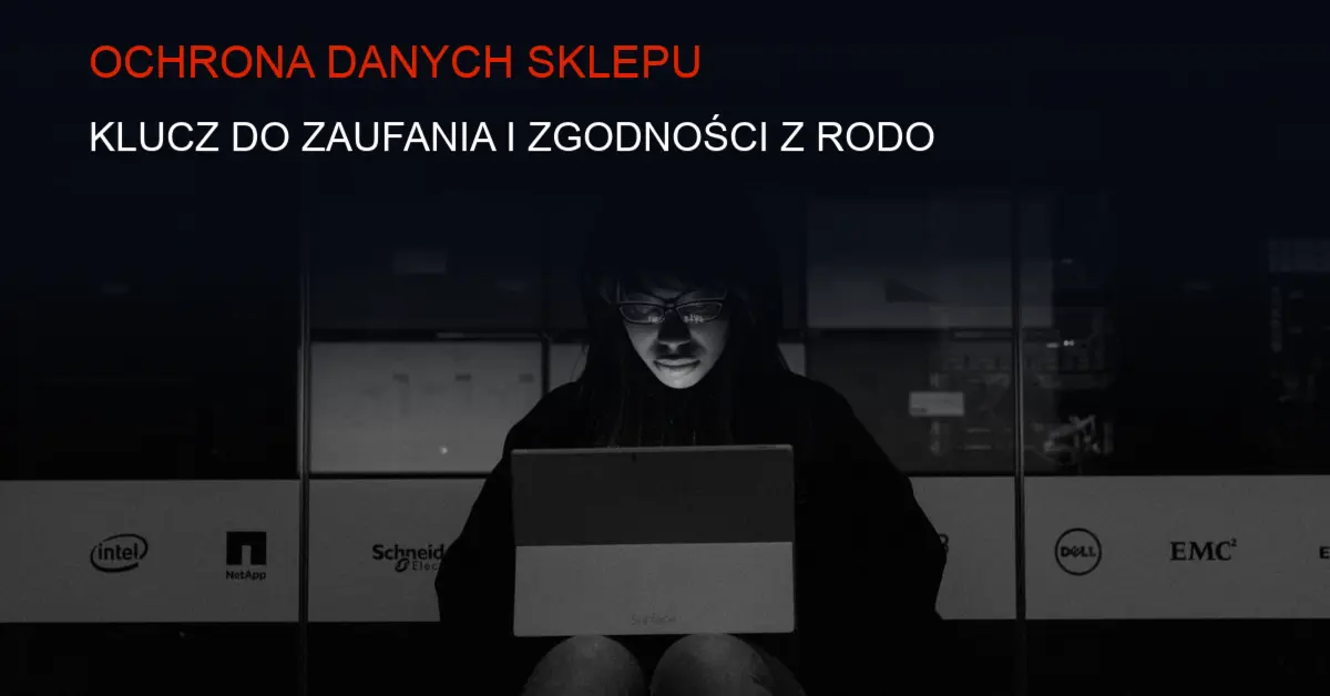 Ciemne tło technologiczne z serwerami i elementami ochrony danych w e-commerce.