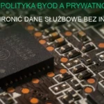Zdjęcie przedstawiające laptop i smartfon na biurku, symbolizujące politykę BYOD i bezpieczeństwo danych