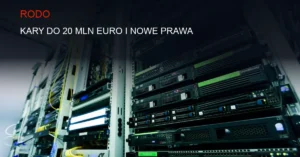 Ciemne zdjęcie serwerowni z podświetlonymi kablami i zabezpieczeniami cybernetycznymi.
