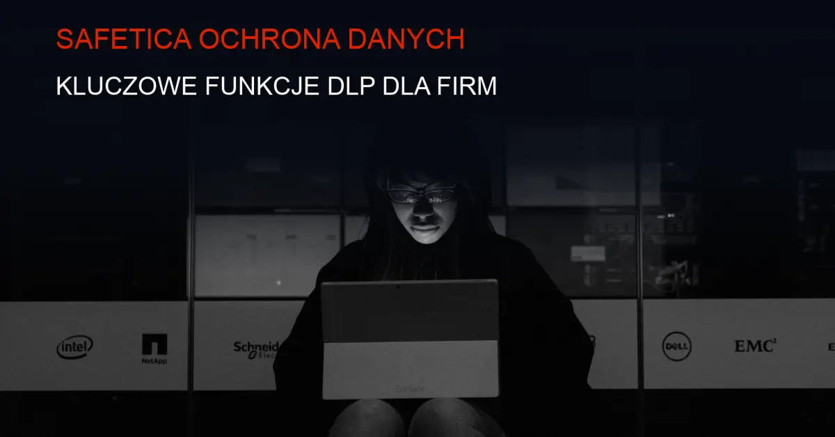 Ciemne tło z serwerem i zabezpieczeniami cybernetycznymi, symbol ochrony danych firmowych