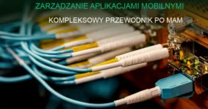 Smartfon z ikonami aplikacji na tle pulpitu nawigacyjnego